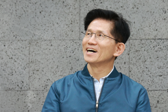 국민의힘 김문수 대선 후보가 4일 한센인 마을인 경기도 포천시 장자마을을 방문, 이길용 한국한센인총연합회 회장 발언을 듣던 중 이 회장이 후보 단일화를 한다면 양보하지 말라는 취지로 말하자 미소를 짓고 있다. 연합뉴스