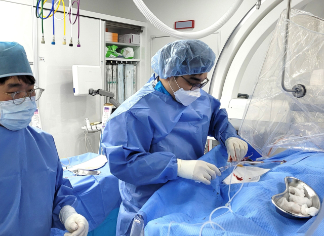 일교차가 크고 날씨 변동이 잦은 환절기 차가운 공기에 노출되면 심근경색 위험이 커질 수 있다. 센텀종합병원 심장내과 임지훈 과장은 “당뇨 환자나 노인의 경우에는 통증이 없거나 아주 둔하게 느껴질 수도 있다”고 밝혔다. 센텀종합병원 제공