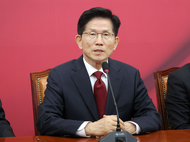 국민의힘 김문수 대선 후보가 4일 국회에서 열린 당 선거대책위원회 회의에서 발언하고 있다. 연합뉴스