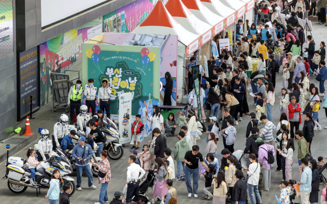 부산일보사와 부산시, 부산교육청, (재)영화의전당이 주최한 ‘제52회 부산 어린이날 큰잔치’가 5일 부산 해운대구 영화의전당에서 열렸다. 행사장을 찾은 어린이와 가족들이 다양한 체험 행사를 즐기고 있다. 김종진 기자 kjj1761@