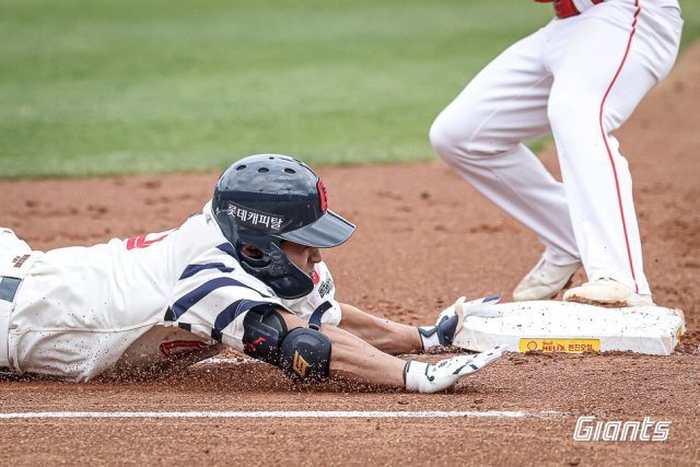 5일 롯데 자이언츠 황성빈이 SSG와 경기에서 1루를 향해 다이빙을 하던 중 손가락 부상을 입고 1이닝 만에 교체됐다. 롯데 자이언츠 제공