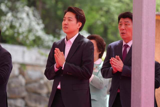 개혁신당 이준석 대선 후보가 5일 부처님오신날 봉축대법회 참석 등을 위해 대구 동화사를 방문하고 있다. 연합뉴스