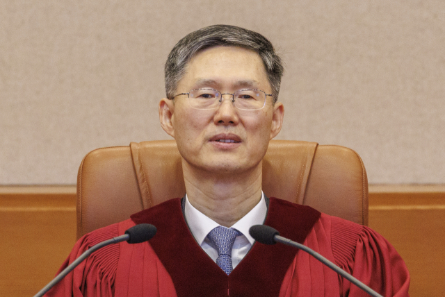 문형배 전 헌법재판소장 직무대행이 4월 10일 당시 서울 종로구 헌법재판소에서 열린 박성재 법무부 장관 탄핵 심판 선고가 열린 대심판정에 입장해 대기하고 있다. 연합뉴스