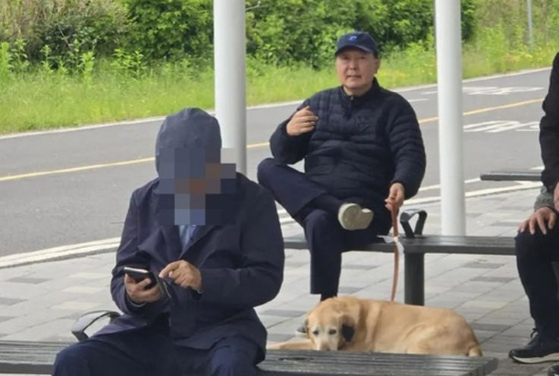 5일 서울 동작대교 부근 한강공원에서 포착된 윤석열 전 대통령과 반려견의 모습. 온라인 커뮤니티 클리앙 캡처