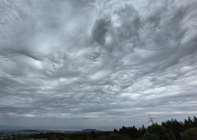 5일 제주시 애월읍 중산간에서 바라본 하늘에 기묘한 모양의 구름이 떠 있다. 이 구름은 파상고층운으로, 거친물결구름이라고도 불린다. 연합뉴스