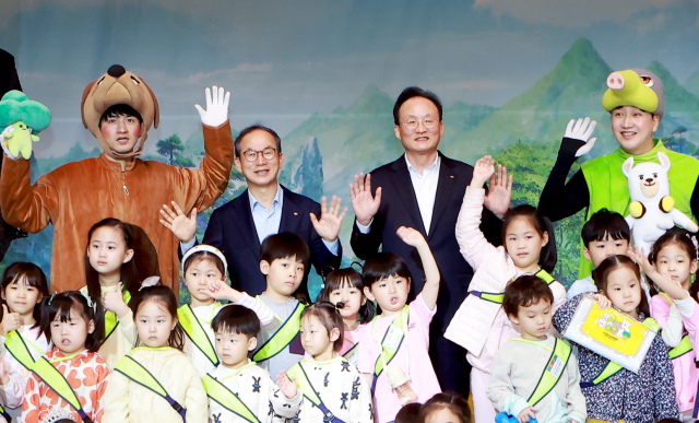 지난 2일 여의도 KB국민은행 신관 다목적홀에서 진행된 어린이날 기념행사에서 양종희 KB금융그룹 회장(왼쪽)과 이환주 KB국민은행장이 아이들과 기념 촬영을 하고 있다. KB금융 제공.