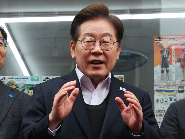 더불어민주당 이재명 대선 후보가 5일 경기도 양평군 양평물맑은시장에서 열린 '골목골목 경청투어'에서 발언하고 있다. 연합뉴스