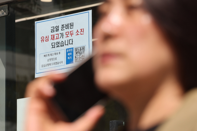 SK텔레콤이 가입자 유심(USIM) 정보 유출 사태로 지난 5일부터 신규 가입자 모집을 중단한다고 밝힌 지난 2일 서울 시내의 한 SK텔레콤 대리점에 유심 재고 소진 안내문이 붙어 있다. 연합뉴스