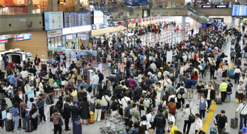 징검다리 연휴 첫날인 지난 1일 오전 부산 강서구 김해국제공항 국제선 출국장에서 여행객들이 길게 줄을 선 채 출국수속을 거치고 있다. 정종회 기자 jjh@