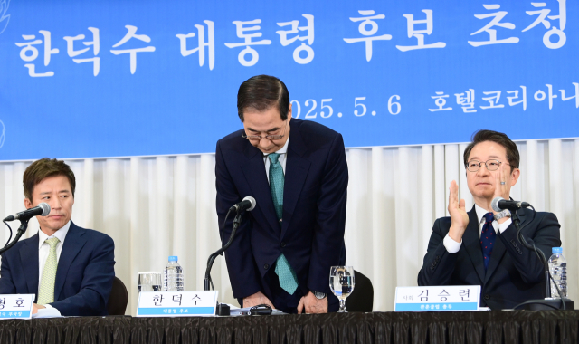 무소속 한덕수 대통령선거 예비후보가 6일 서울 중구 코리아나호텔에서 열린 관훈토론회에서 참석자들에게 인사하고 있다. 연합뉴스