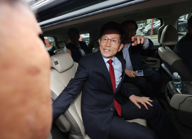 국민의힘 김문수 대선 후보가 6일 아시아태평양경제협력체(APEC) 회의장인 경북 경주시 경주화백컨벤션센터에서 후보 일정을 중단하고 서울로 올라가 현안 문제에 대한 대책을 마련하겠다고 밝힌 뒤 차량에 탑승하고 있다. 연합뉴스