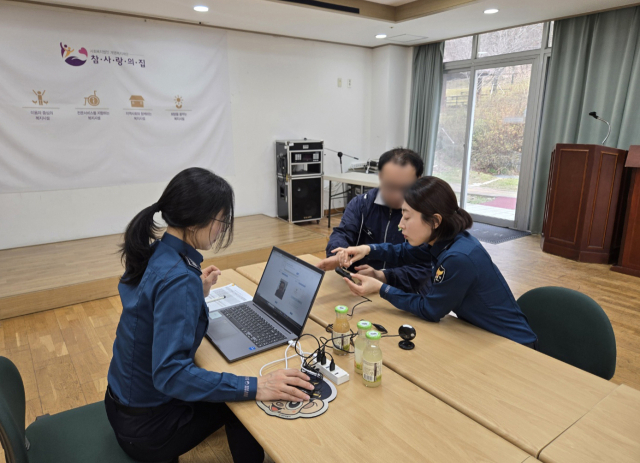 2일 강원 춘천경찰서가 지역 장애인 시설에서 지문 등 사전등록 서비스를 제공하고 있다. 사전등록제는 18세 미만 아동, 치매 환자, 지적 발달장애인 등 실종에 취약한 계층을 대상으로 지문, 사진 등 개인정보와 보호자의 인적 사항을 경찰청 프로파일링 시스템에 등록해 위급 상황에 활용토록 하는 제도다. 연합뉴스
