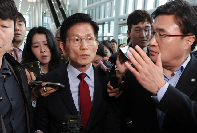 국민의힘 김문수 대선 후보가 6일 아시아태평양경제협력체(APEC) 회의장인 경북 경주시 경주화백컨벤션센터에서 국민의힘 재선 의원 모임 간사인 엄태영 의원과 초선 의원 모임 간사인 김대식 의원의 방문을 받고 일정 중단을 선언한 뒤 이동하고 있다. 연합뉴스