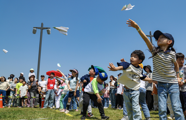 지난해 4월 부산항 북항 친수공원에서 열린 제1회 북항 종이비행기 대회에서 어린이 참가자들이 종이비행기를 날리는 모습. 올해 행사는 대선을 고려해 11월로 연기됐다. 부산일보DB