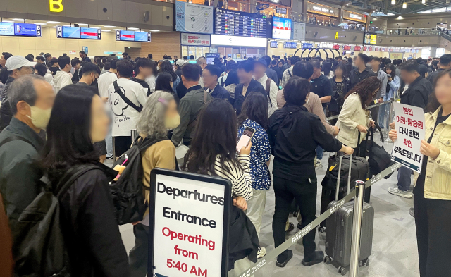 5월 징검다리 연휴 첫날인 지난 1일 오전 김해국제공항 국제선 출국장에서 여행객들이 길게 줄을 선 채 출국수속을 거치고 있다. 정종회 기자 jjh@