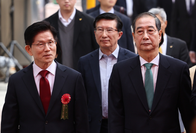 국민의힘 김문수 대선 후보(왼쪽)와 무소속 한덕수 대선 예비후보가 5일 서울 종로구 조계사에서 열린 불기 2569년 부처님오신날 봉축법요식에 참석하고 있다. 연합뉴스