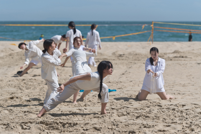지난해 해운대 백사장에서 열린 '야외 즉흥' 모습. 부산국제즉흥춤축제 제공