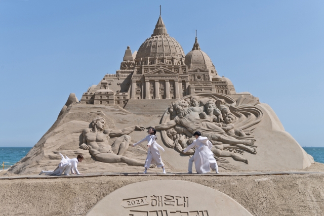 지난해 해운대 백사장에서 열린 '야외 즉흥' 모습. 부산국제즉흥춤축제 제공