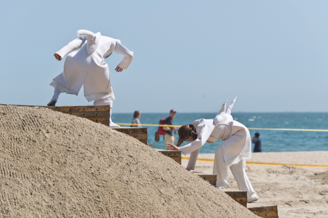 지난해 해운대 백사장에서 열린 '야외 즉흥' 모습. 부산국제즉흥춤축제 제공