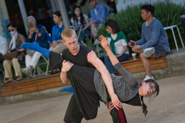 지난해 F1963 중정에서 열린 즉흥춤 공연 모습. 부산국제즉흥춤축제 제공