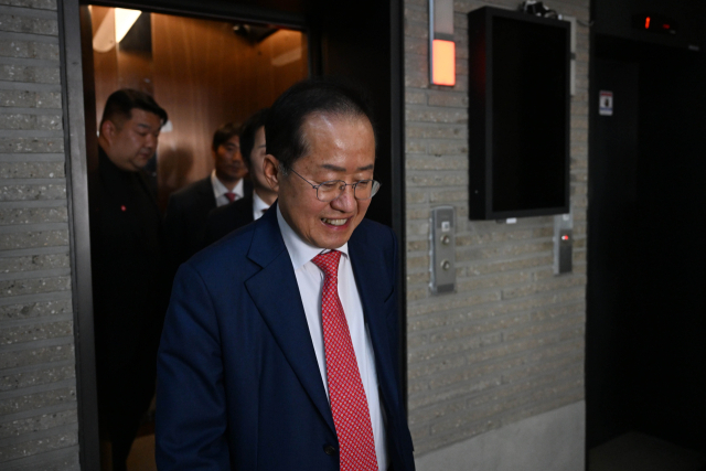 29일 서울 여의도 국민의힘 당사에서 열린 제21대 대통령 후보자 국민의힘 3차 경선 진출자 발표 행사에서 경선에 탈락 후 정계은퇴 의사를 밝힌 홍준표 후보가 당사를 나서고 있다. 연합뉴스