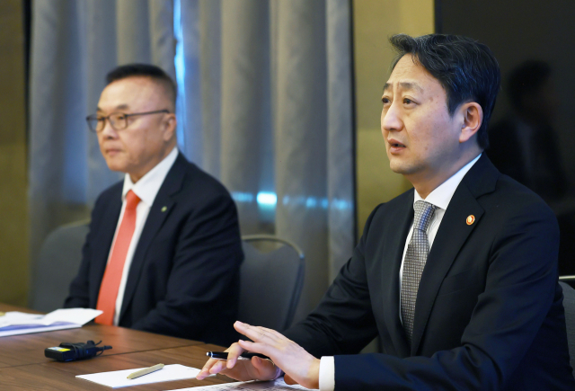 안덕근(오른쪽) 산업통상자원부 장관이 지난 6일(현지시간) 체코 프라하에 도착한 직후 기자 간담회를 갖고 체코 신규원전 사업 최종 계약 서명이 연기된데 대한 입장을 밝히고 있다. 왼쪽은 황주호 한수원 사장. 산업부 공동취재단 제공