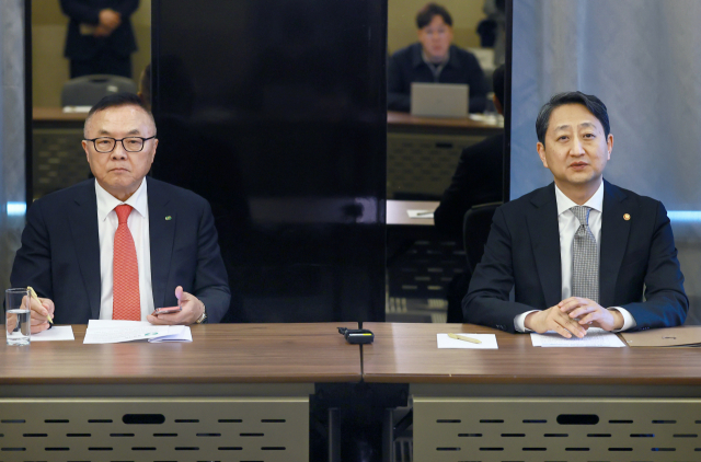 안덕근(오른쪽) 산업통상자원부 장관이 지난 6일(현지시간) 체코 프라하에 도착한 직후 기자 간담회를 갖고 체코 신규원전 사업 최종 계약 서명이 연기된데 대한 입장을 밝히고 있다. 왼쪽은 황주호 한수원 사장. 산업통상자원부 공동취재단 제공