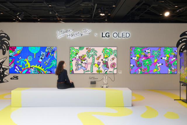 LG전자 모델이 ‘LG 올레드 에보(G5, M5)’를 통해 감각적인 색감의 팝아트를 감상하고 있다.LG전자 제공