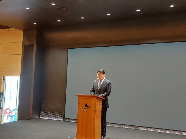 SK그룹 최태원 회장이 7일 기자회견을 열고 SK텔레콤 해킹 사태와 관련 “고객이 겪으신 불안과 불편에 대해 SK그룹을 대표해 사과드린다”고 말했다. 김종우 기자.