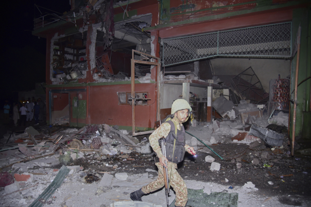 7일(현지 시간) 파키스탄령 카슈미르의 수도인 무자파라바드 인근에서 인도 미사일 공격으로 의심되는 폭격으로 무너진 건물을 파키스탄 군인이 조사하고 있다. AP연합뉴스