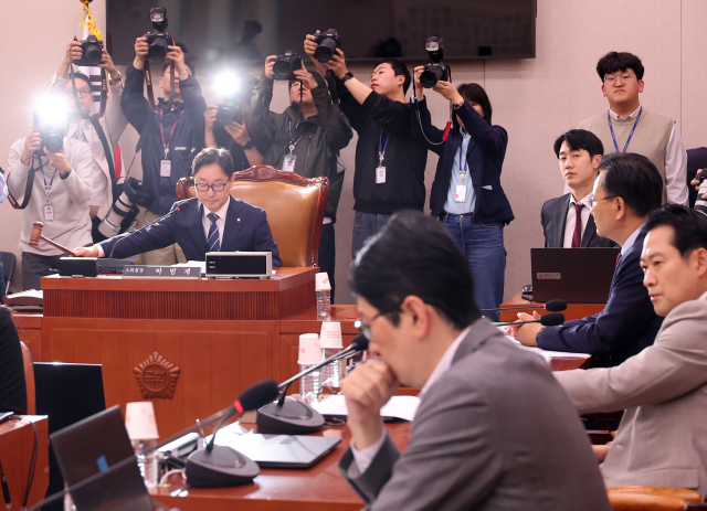 7일 서울 여의도 국회에서 열린 법제사법위원회 법안심사제1소위원회에서 더불어민주당 소속 박범계 소위원장이 의사봉을 두드리고 있다. 연합뉴스