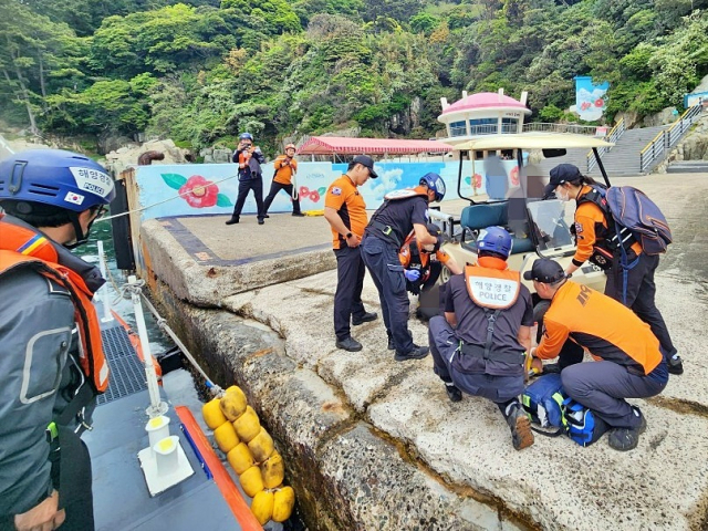 6일 오후 12시 50분께 거제 지심도에서 산책길을 걷던 40대 여성이 추락해 해양경찰과 119구급대가 공동 대응에 나섰다. 통영해양경찰서 제공