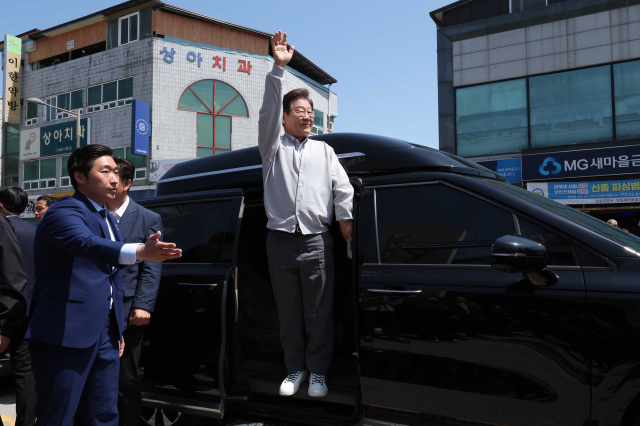 더불어민주당 이재명 대선 후보가 ‘골목골목 경청투어:국토종주편’에 나선 7일 전북 임실군 임실시장에서 시민들과 지지자들에게 인사를 하고 있다. 연합뉴스