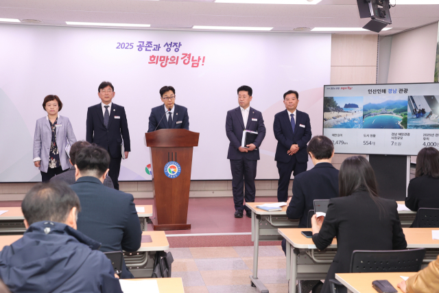 경남도 김상원 관광개발국장이 7일 도청 브리핑룸에서 남해안관광 활성화 방안에 대해 설명하고 있다. 경남도 제공