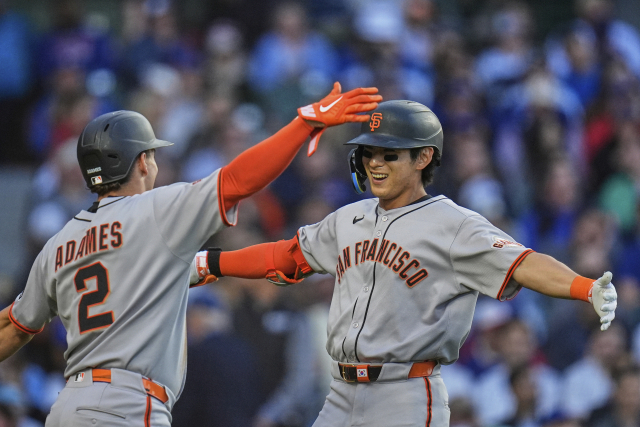 샌프란시스코 자이언츠 이정후가 7일(한국 시간) 미국 시카고에서 열린 2025 미프로야구 메이저리그 시카고전에서 3회 2점 홈런을 친 뒤 동료 윌리 아다메스의 환영을 받고 있다. AP연합뉴스