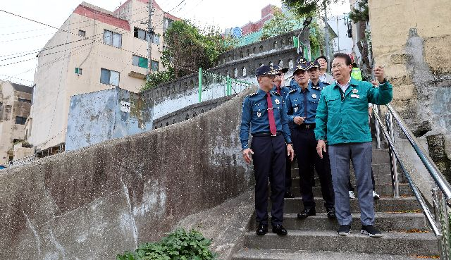 부산경찰청 김수환 청장과 김진홍 부산 동구청장 등이 지난해 10월 부산 동구 수정동 일대 빈집과 범죄 취약 지역을 순찰하고 있다. 부산일보DB