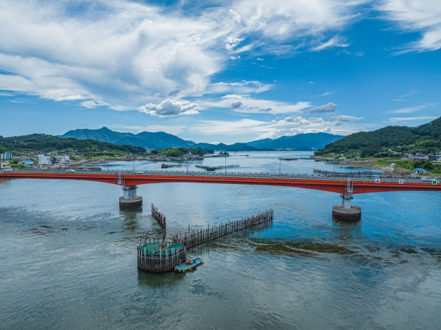 경남 남해군 해역에 설치된 죽방렴. 경남도 제공