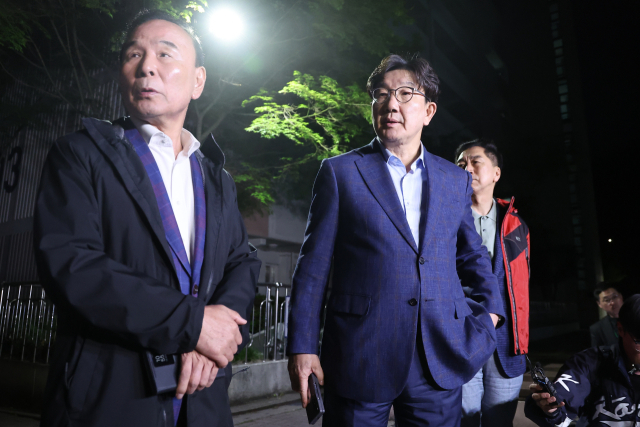 국민의힘 권성동 원내대표와 김기현·박덕흠 의원이 6일 후보 단일화 압박에 반발하며 후보 일정을 중단하고 상경한 김문수 대선 후보를 만나기 위해 서울 관악구 김 후보의 자택 앞에서 기다리다 김 후보가 오지 않자 자리를 떠나고 있다. 연합뉴스