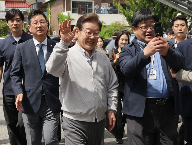 더불어민주당 이재명 대선 후보가 ‘골목골목 경청투어:국토종주편’에 나선 7일 전북 전주시 풍남문 앞 광장 인근에서 지지자와 시민들에게 밝게 인사하고 있다. 이날 서울고등법원은 오는 15일 예정됐던 이 후보의 공직선거법 위반 혐의 사건 파기환송심 첫 공판을 다음 달 18일로 연기했다. 연합뉴스