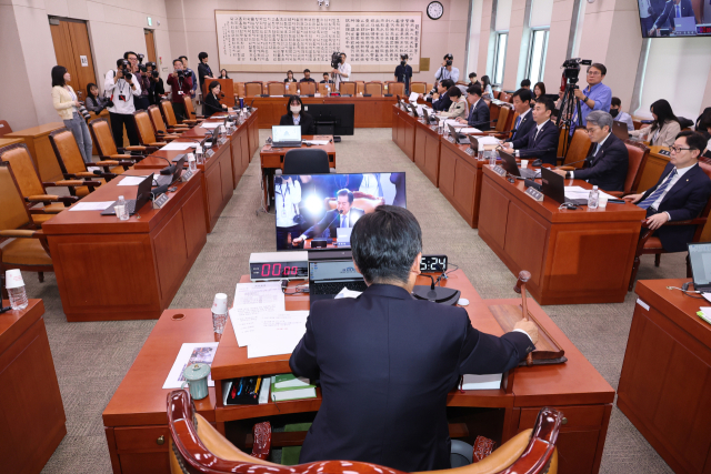7일 서울 여의도 국회에서 국민의힘 의원들이 퇴장한 가운데 열린 법제사법위원회 전체회의에서 정청래 위원장이 의사봉을 두드리고 있다. 연합뉴스