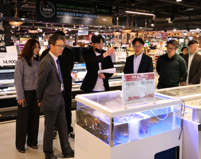 해양수산과학기술진흥원(KIMST, 원장 전재우)과 (주)이랜드팜앤푸드가 국내 수산식품 산업의 혁신을 도모하기 위한 ‘블루 푸드 오픈이노베이션’ 사업에 본격 착수했다(앞줄 왼쪽 박진완 KIMST 산업진흥본부장). KIMST 제공