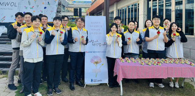 ‘함월 효 축제 어버이날 행사’에서 한국동서발전 임직원이 기념사진을 찍는 모습. 동서발전 제공