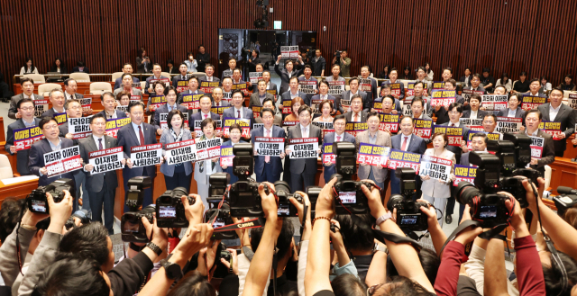 국민의힘 권성동 원내대표를 비롯한 의원들이 7일 서울 여의도 국회에서 열린 의원총회에서 더불어민주당 주도의 '대통령 당선시 재판정지' 형사소송법 개정안에 대한 국회 법제사법위원회 의결에 반대하며 