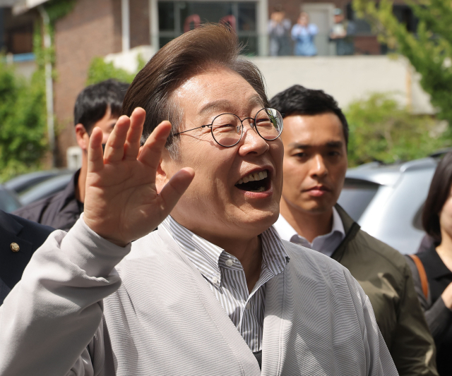 더불어민주당 이재명 대선 후보가 '골목골목 경청투어:국토종주편'에 나선 7일 전북 전주시 풍남문 앞 광장 인근에서 지지자 및 시민들에게 밝게 인사하고 있다. 이날 서울고등법원은 오는 15일 예정됐던 이 후보의 공직선거법 위반 혐의 사건 파기환송심 첫 공판을 오는 6월 18일로 연기했다. 연합뉴스