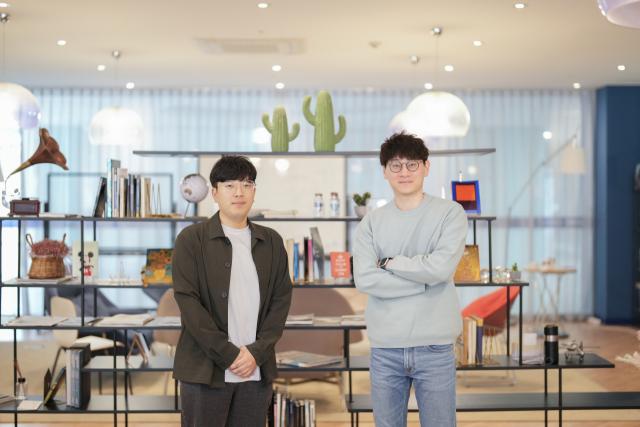 UNIST 이재준 연구원(좌측)과 윤성환 교수. UNIST 제공