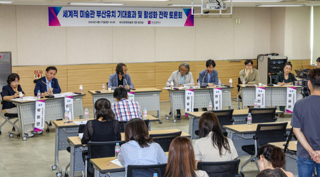 대저대교 건설과 퐁피두 분관 유치 등 부산시의 사업 추진 과정에서 민관 협치가 행정의 일방적인 주도로 진행돼 실질적인 민간 참여와 소통이 부족하다는 부산연구원의 진단이 나왔다. 지난해 10월 대저대교 건설 기공식(위)과 지난해 9월 열린 ‘세계적 미술관 부산유치 기대효과 및 활성화 전략 토론회’. 부산일보 DB