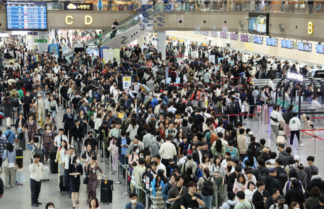지난 1일 김해국제공항 국제선 출국장에서 여행객들이 길게 줄을 선 모습. 정종회 기자 jjh@