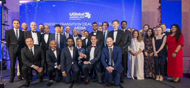 황계한 한국서부발전 해외사업실장(앞줄 왼쪽 네 번째)과 올리비에 보데스(Olivier Bordes) 이디에프알(EDF-R) 중동지사장(뒷줄 왼쪽 여덟 번째) 등 참석자들이 기념촬영하는 모습. 서부발전 제공