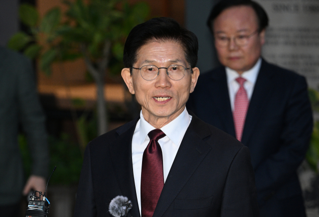 국민의힘 김문수 대선 후보가 7일 서울 종로구의 한 식당에서 무소속 한덕수 대선 예비후보와 후보 단일화 관련 회동을 마친 뒤 브리핑을 하고 있다. 국민의힘 김 후보와 무소속 한 예비후보는 후보 단일화 논의를 이날 위해 만났지만, 합의된 사항 없이 끝났다. 연합뉴스