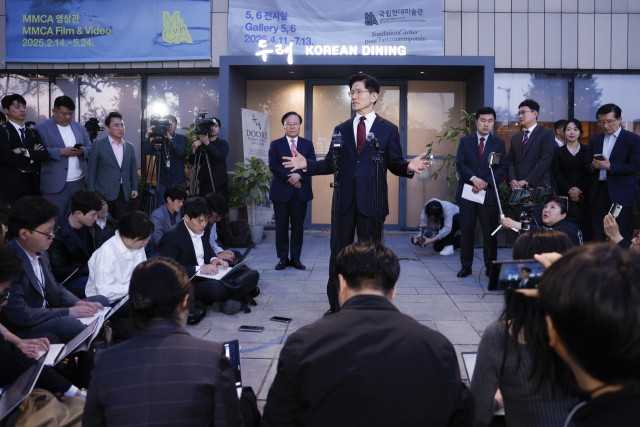 국민의힘 김문수 대선 후보가 7일 서울 종로구의 한 식당에서 무소속 한덕수 대선 예비후보와 후보 단일화 관련 회동을 마친 뒤 브리핑을 하고 있다. 국민의힘 김 후보와 무소속 한 예비후보는 후보 단일화 논의를 이날 위해 만났지만, 합의된 사항 없이 끝났다. 연합뉴스